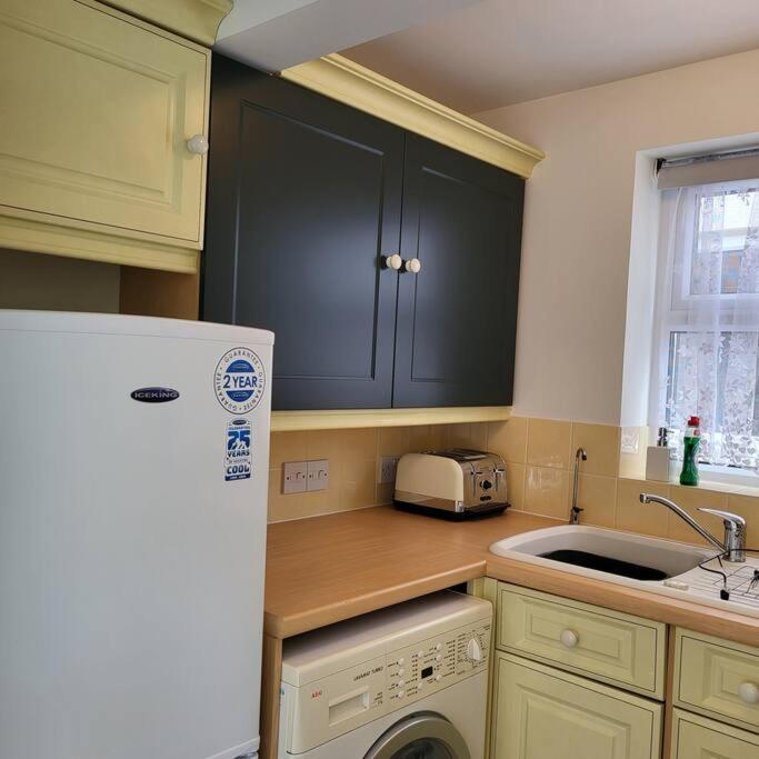 Cheerful, Cosy, One Bedroom Home With Patio And Parking Newbury  Exterior foto