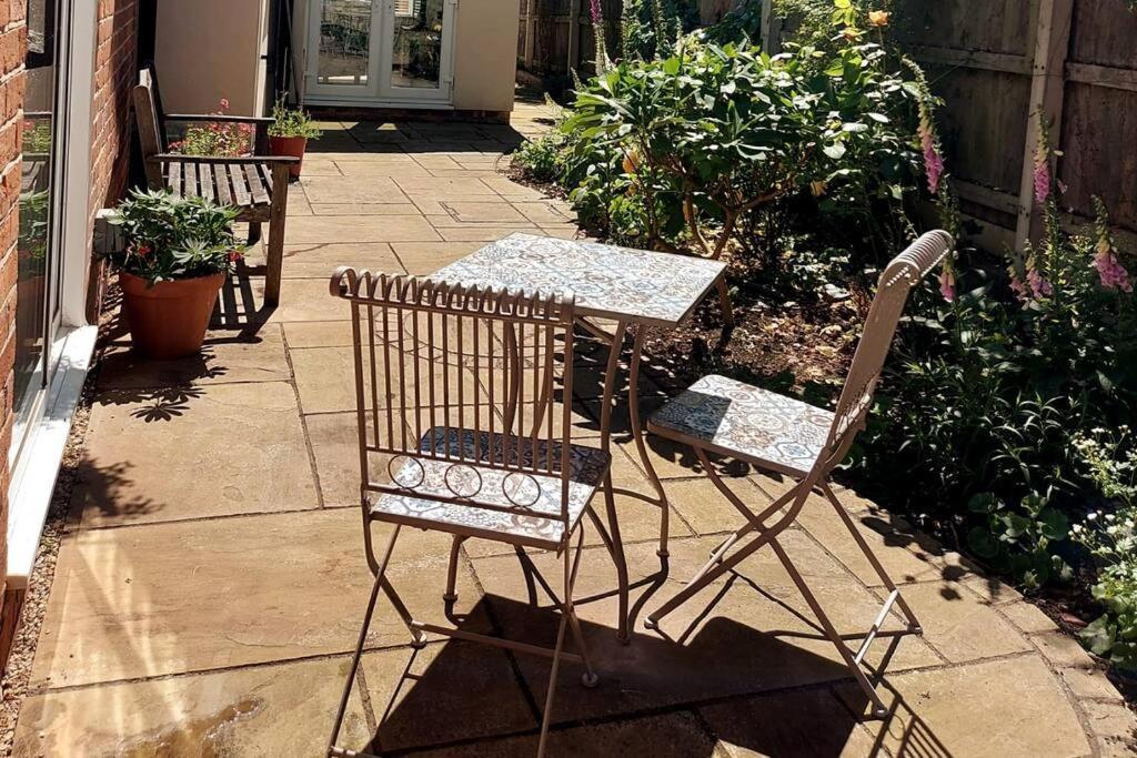 Cheerful, Cosy, One Bedroom Home With Patio And Parking Newbury  Exterior foto